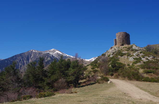 Tour de Batere, dans le Vallespir, vestige médiéval, Pyrénées