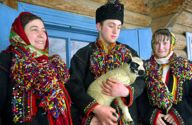Ukrainiens en habits traditionnels avec un agneau