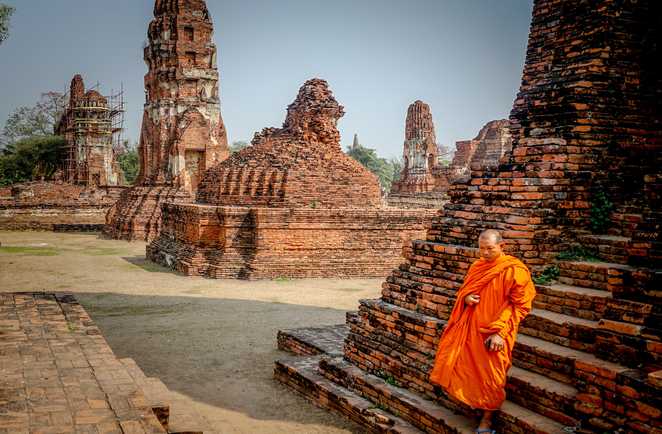 Un moine au temple d'Ayutthaya