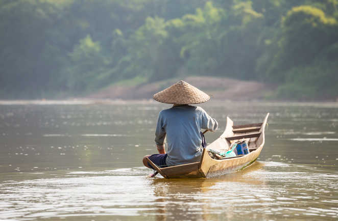 Un pêcheur sur une rivière au Laos