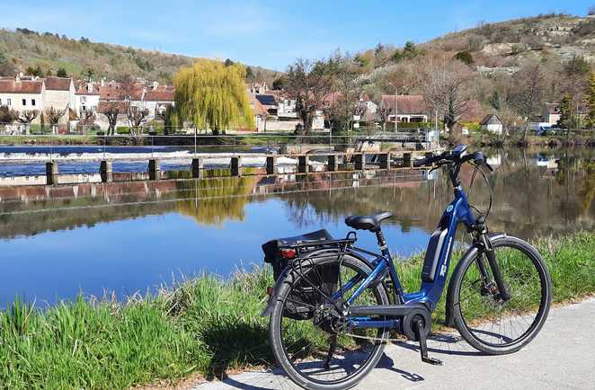 Vélo électrique au bord du canal du nivernais