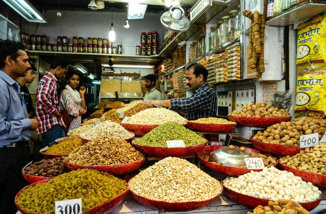 vendeur d'épice au marché de Khari Baoli à Delhi en Inde