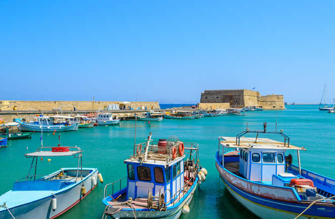 Bateaux dans le vieux port Héraklion en Crète