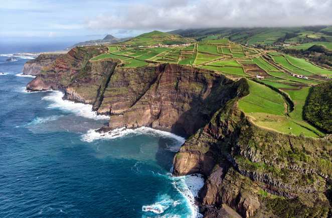 Vue aérienne des cultures sur l'île de Pico, aux Açores