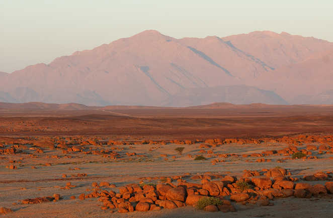 Vue au coucher du soleil sur le massif du Brandberg en Namibie
