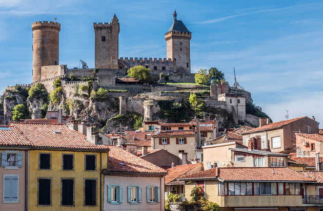 Vue depuis la ville de Foix  sur le Château de Foix en Occitanie - France