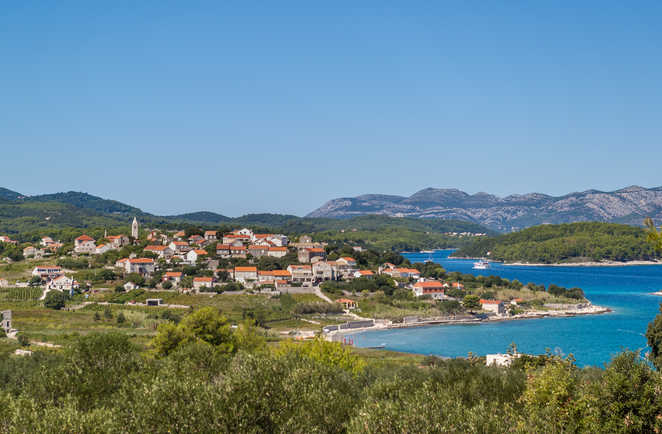 Vue sur la côte adriatique et le village de Lumbarda, Korcula, Dalmatie, Croatie