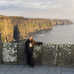 Eva devant les falaises de moher en Irlande