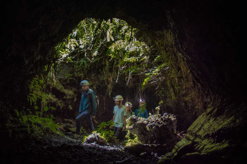 A l'entrée des tunnels de lave de la Réunion © Sinssaine Bertrand