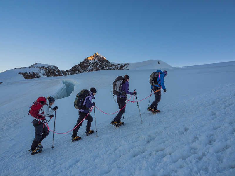 Alpinistes sur le Mont Rose derrière le pic Lys