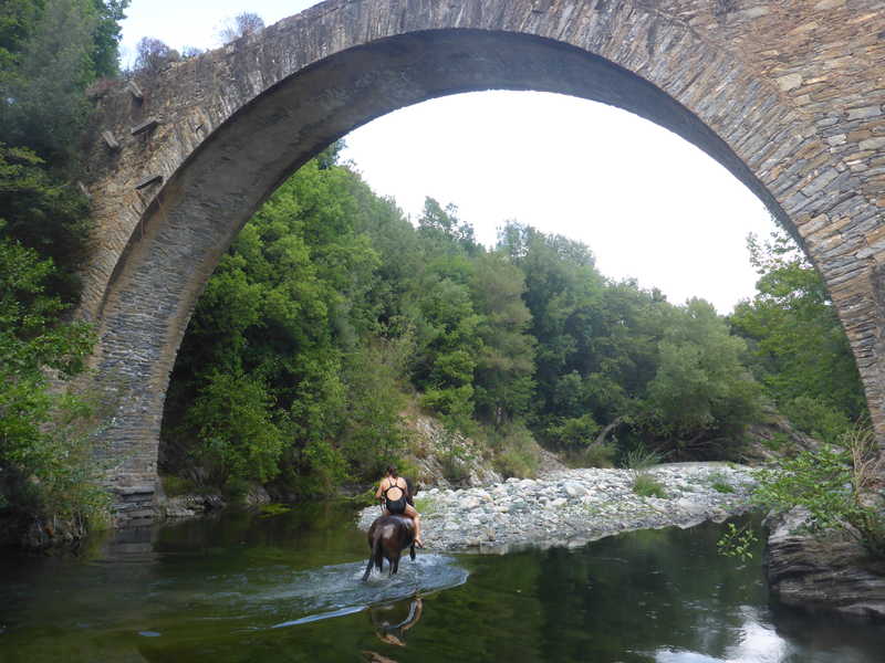 Baignade dans la rivière en Corse © Caval&go