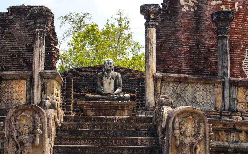 Bouda dans les temps de Polonnaruwa au Sri Lanka © Usik Marina
