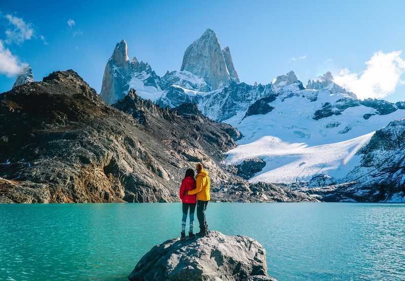 Couple de voyageurs devant le Fitz Roy, en Patagonie argentine