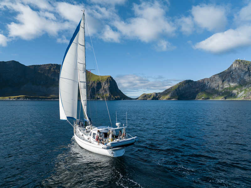 Croisière voilier Davaï en navigation dans les Iles Lofoten en été