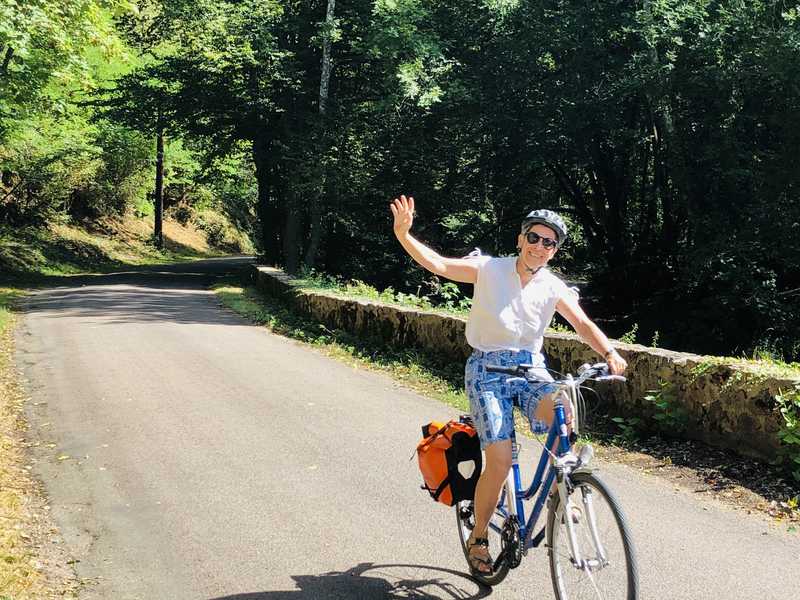 Cycliste dans une vallée © France A Velo
