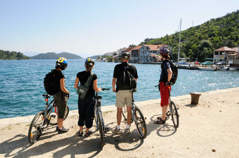 Cycliste en Croatie © Intrepid Travel