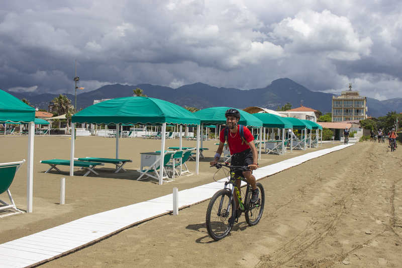 Cycliste sur une plage italienne © Intrepid Travel