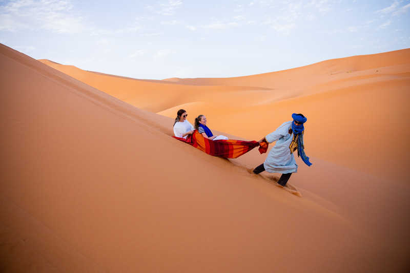 Glissades dans le désert © Intrepid Travel