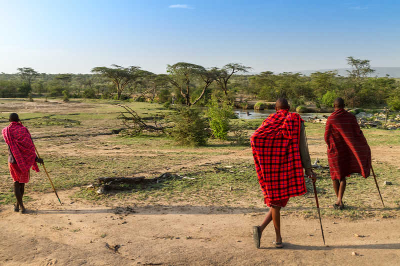 Groupe de trois garçons Maasaï  au Kenya