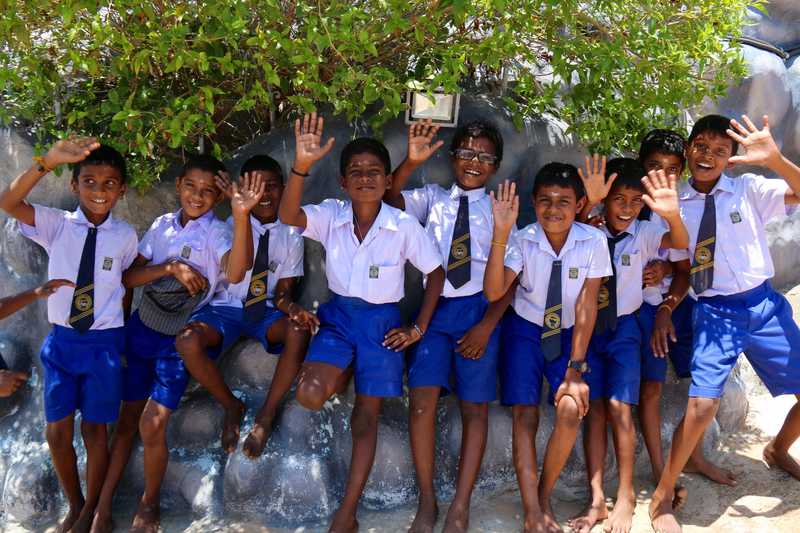 Groupe d'enfants en uniforme nous saluant au Sri Lanka © Shakya Rajeev