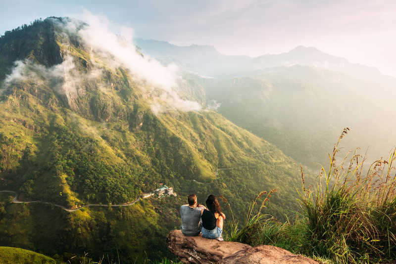 Jeune couple devant Ella Rock au Sri Lanka