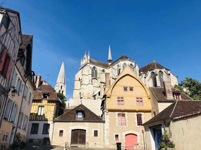 La vieille ville d'Auxerre avec l'Abbey Saint Germain © France A Velo