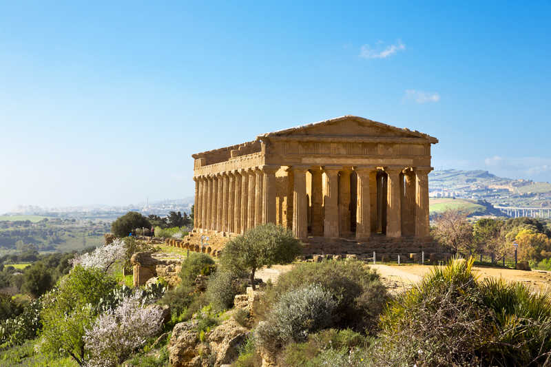 Letemple de la Concorde dans la Vallée des Temples Agrigento Sicile