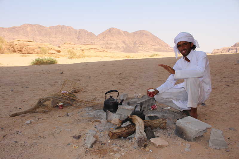 Préparation du thé par notre équipe locale dans le Wadi Rum © Bonnemaison Olivier
