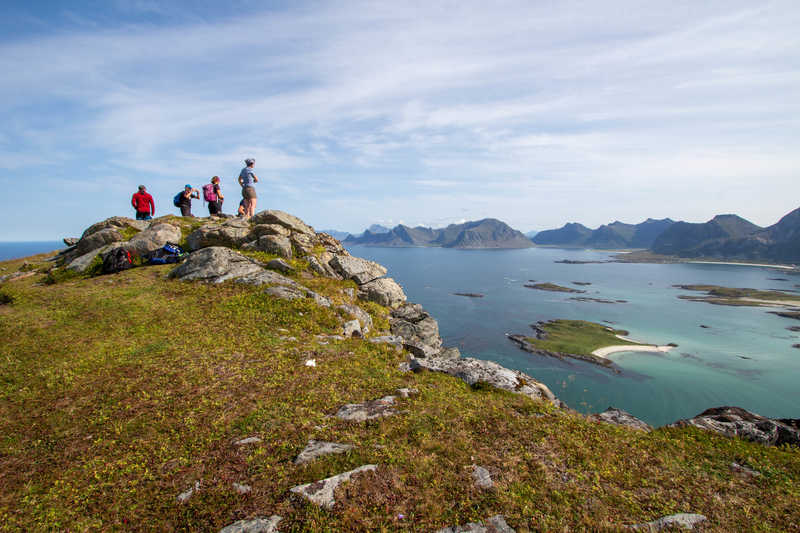 Randonnée dans les îles Lofoten et vue sur la plage Yttersand © Basmaji Rémi