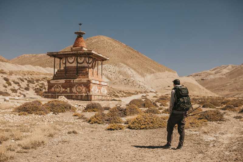 Randonneur devant un stupa dans la région du Mustang, au Népal