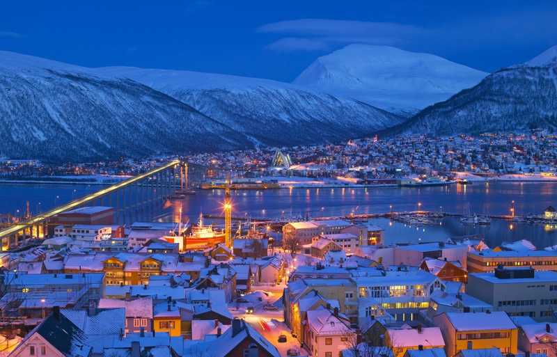 Tromso de nuit sous la neige © Visit Norway
