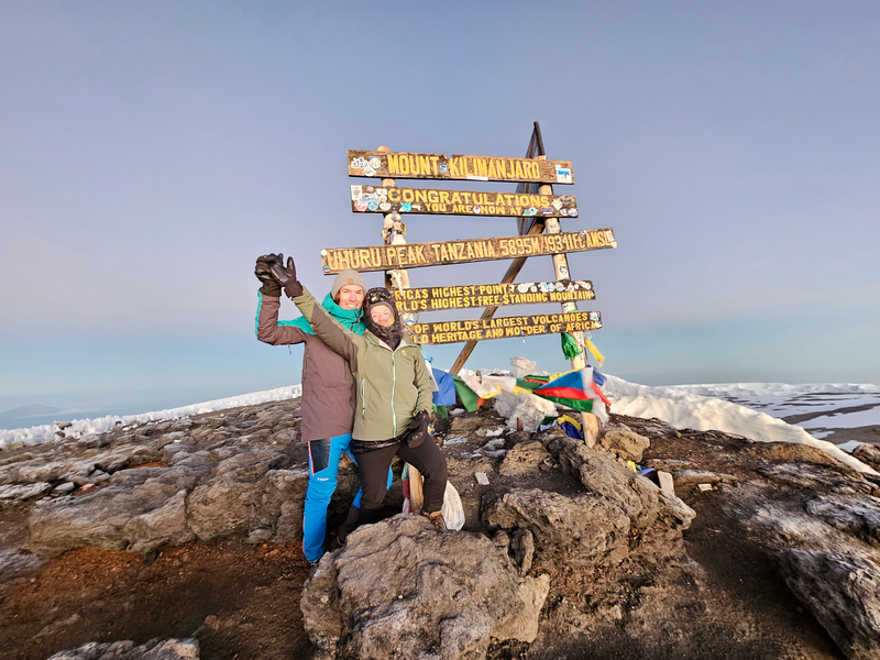 Un couple au sommet du Kilimandjaro au lever du soleil, en Tanzanie
