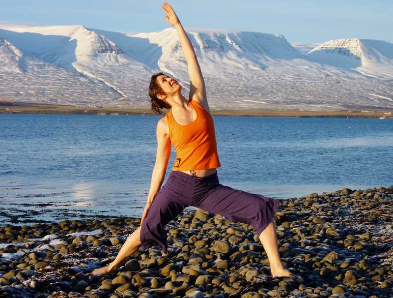 Vacances yoga et marche sous le soleil de minuit en Islande © Zen&go