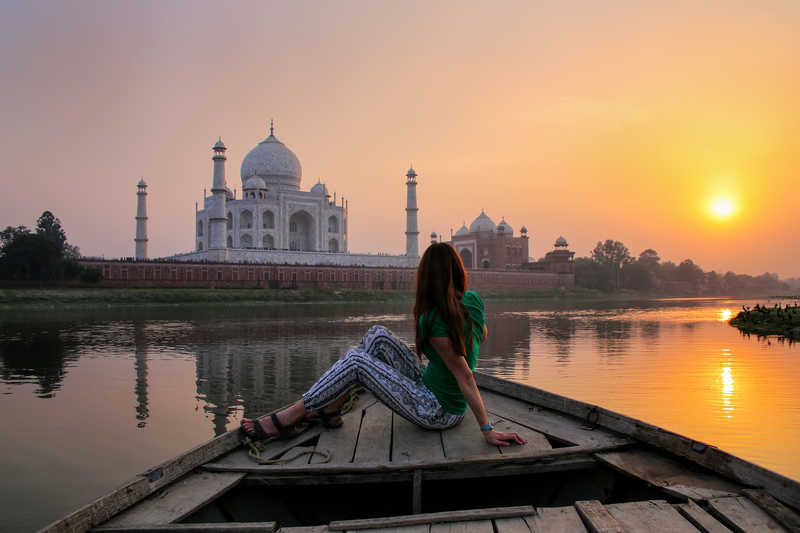 Voyageuse devant le  Taj Mahal, Agra, Inde