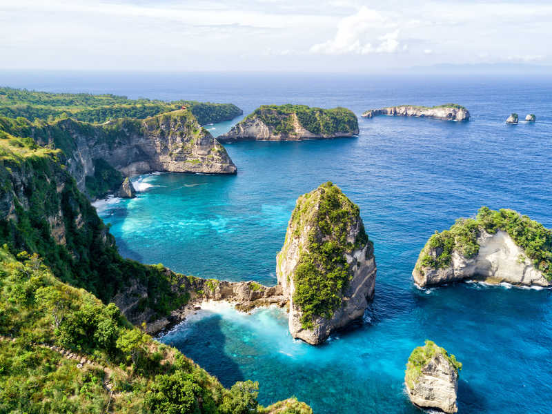 Vue aérienne de la petite île de Nusa Batumategan  sur l'île de Nusa Penida, Bali, Indonésie.