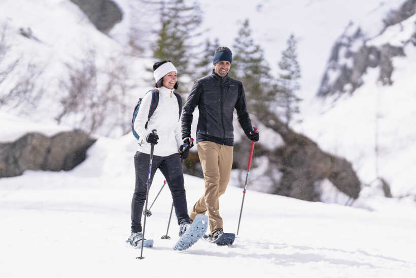 Couple marchant en raquettes à neige