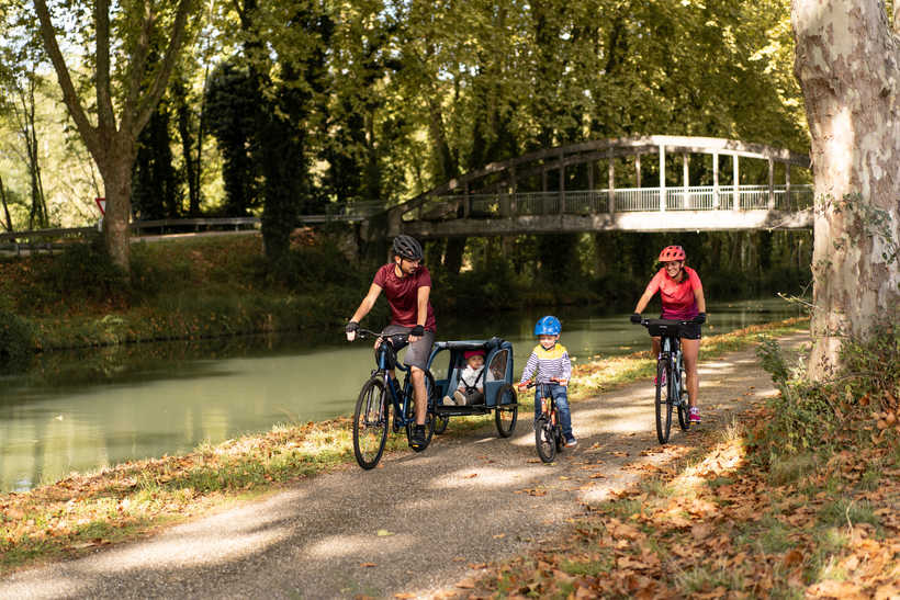 Famille à vélo au bord du canal de Bourgogne
