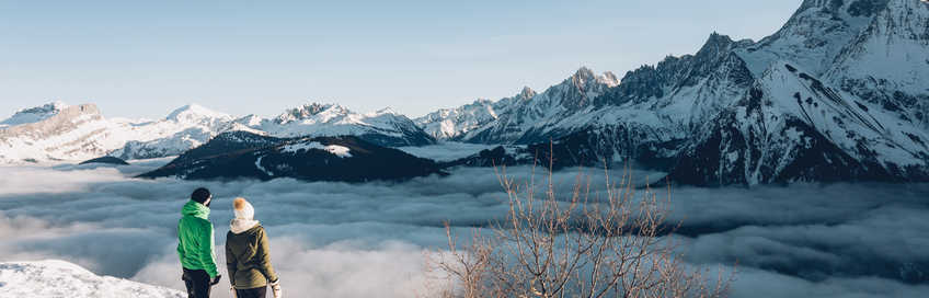 Pause raquettes devant le massif du Mont Blanc