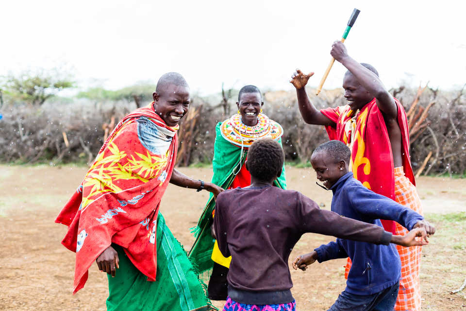 Groupe de masaï dansant au Kenya