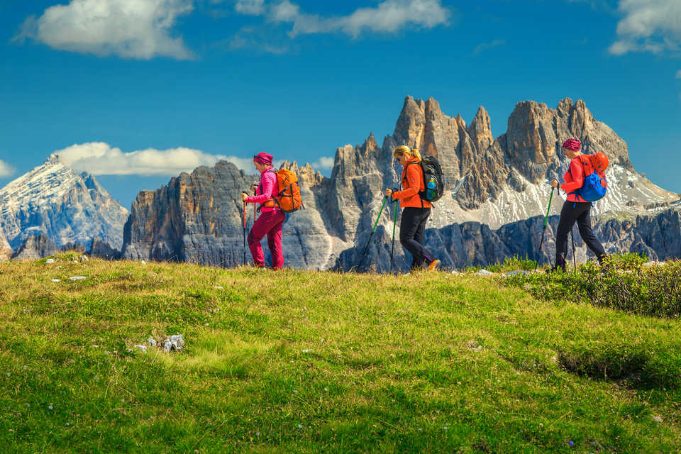 photographie de randonneuses dans les montagnes  des Dolomites