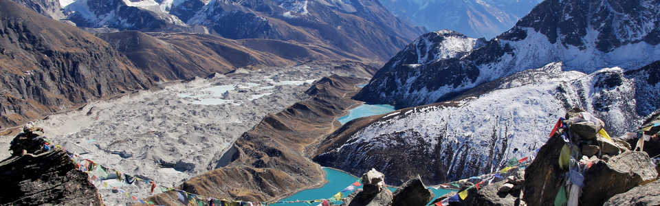 Vue plongeante sur le lac Gokyo, région de l'Everest