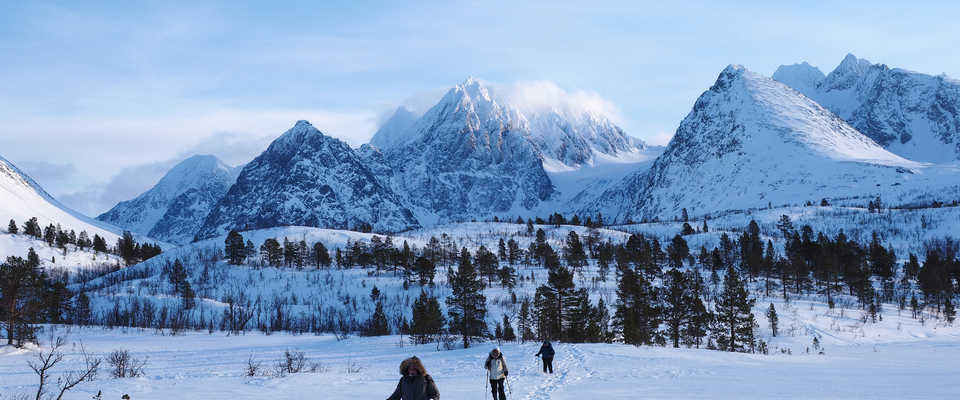 Randonneurs dans les alpes de Lyngen en laponie norvégienne